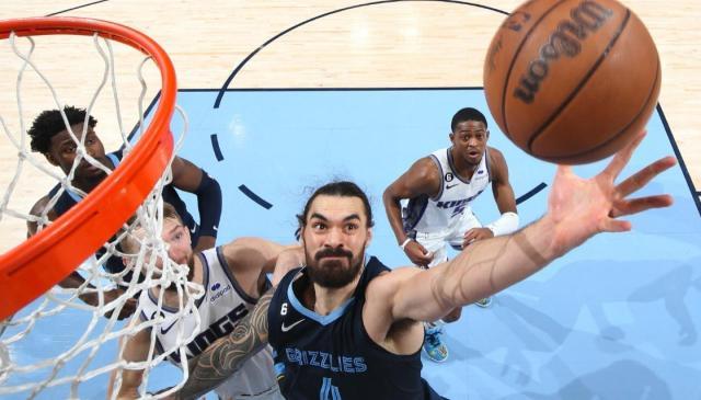 官方公告-前场篮板数据比肩罗德曼 亚当斯正在创造历史