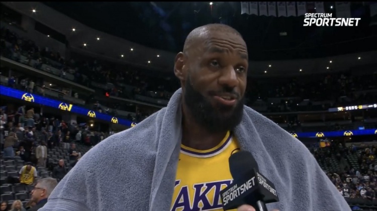 加拿大28玩法-詹姆斯：我有太多失误首节就3次 这不像我的风格&amp;下半场我改进了